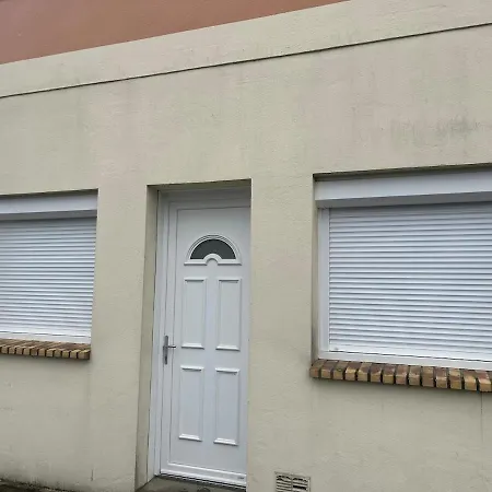 Petite Maison De *