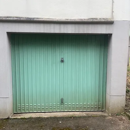 Petite Maison De *